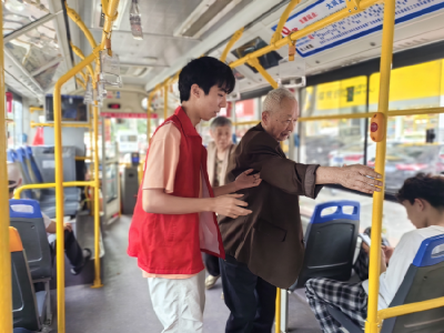 高考学子助力文明交通
