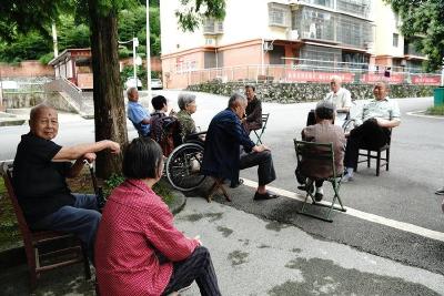 蒲圻街道华舟社区：慰问银发党员 聆听质朴初心