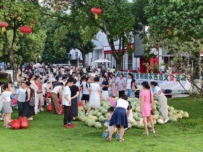 亲子聚力传暖意 赤壁家研会开展公益义卖活动
