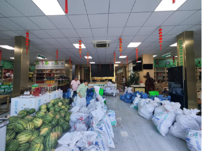 湖北赤壁：西瓜葡萄不愁销路 上门收购帮农户把收成变收入