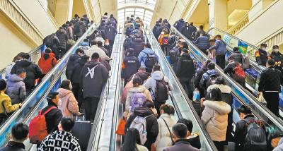 武汉铁路迎来节后第二波客流高峰