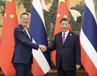 习近平会见泰国总理