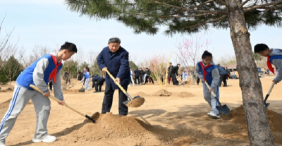 追光的你丨习近平与劳动人民在一起