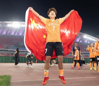 武汉女足登上亚洲之巅，英雄之城与铿锵玫瑰交相辉映