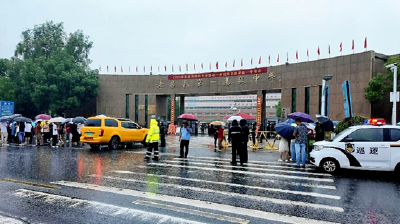 湖北孝昌：雨中坚守“暖服务” 护航3779名考生逐梦高考