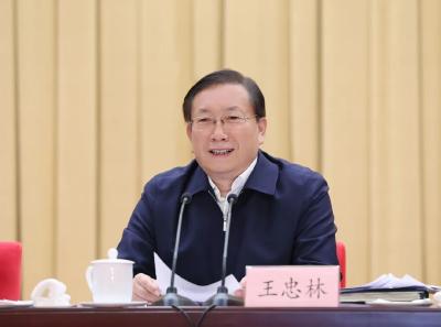 王忠林在传达学习全国两会精神会议上强调 深入学习贯彻习近平总书记重要讲话和全国两会精神 奋进“十五五” 加力建支点 李殿勋孙伟出席