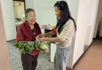 湖北咸宁：管家张腊云用双肩撑起邻里事 微光聚起小巷情