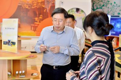 梁细林调研桂花产业发展情况时要求 拓展优化市场渠道 精塑提升桂花品牌