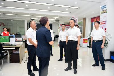 周锋到学习教育联系点温泉街道调研 以思想上的清醒促进行动上的自觉 推动学习教育走深走实见行见效