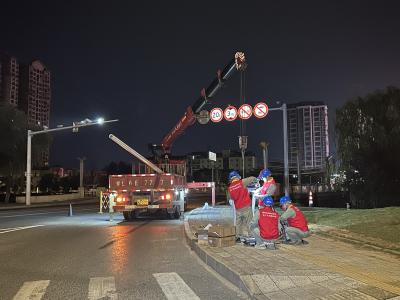 咸宁供电：路灯照明除“断点”  照亮群众出行路