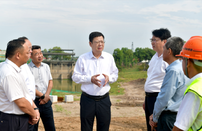 杨军在嘉鱼巡江时要求：“五水共治”谱写长江大保护新篇章