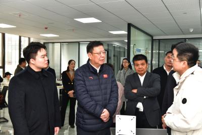 杨军到咸宁（武汉）离岸科创园宣讲党的二十届四中全会精神并调研园区运行情况 培育壮大新质生产力 激活高质量发展新引擎