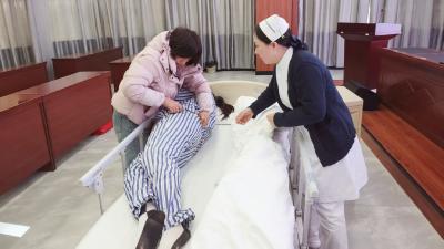 专业培训赋能养老照护 咸宁中医医院为银发经济注入 “护老力量”