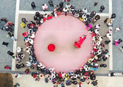 组图 | 船歌岛里人气旺 花车巡游年味浓