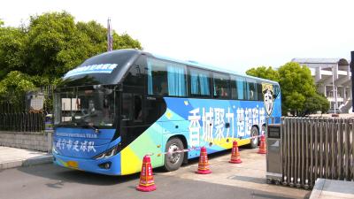 咸宁市足球队楚超专属大巴惊艳亮相 球员乘专车开启崇阳集训新征程