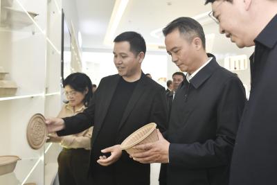 周锋到嘉鱼县调研绿色新型材料产业发展时强调 强化科技赋能 打造良好生态 坚定不移推动产业集群发展