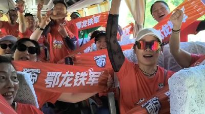 咸宁3000余名啦啦队员奔赴武汉，为咸宁外星人队加油助威！