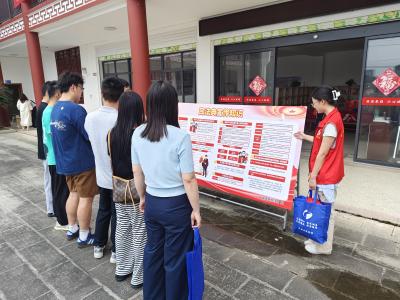区统计局赴贺胜桥村开展法治宣传活动