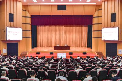 周锋主持召开市委理论学习中心组集体学习会议 大力弘扬真抓实干的优良作风 加快推动增长极建设取得决定性进展