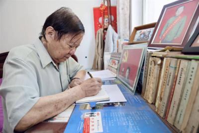 “八旬老儿终于回到百岁慈母的怀抱！”