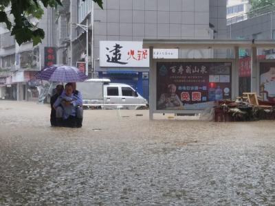 咸丰遭遇强降雨险情，安全转移1.8万余受灾群众