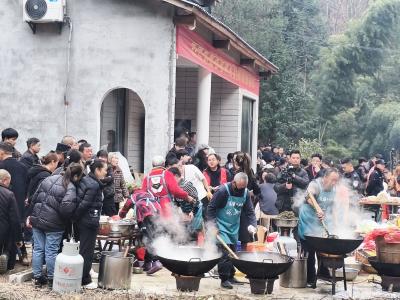 一位崇阳养猪户的诚意与一场意外走红的乡村聚会