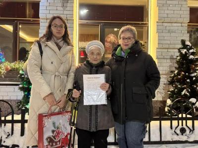 捐出珍藏87年的宝贝后，她将一张“武汉晚安”照片带回俄罗斯