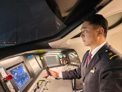 新春走基层｜高铁“代驾”司机的除夕守望