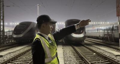 新春走基层 | 凌晨直击高铁“代驾”：司机开复兴号时速不到10公里，每晚接车10余趟步行超两万步