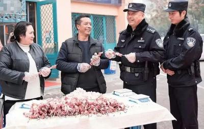 从“矛盾巷”到“网红街”：一条夜市的变形记