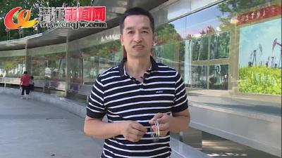 魔术爱好者街头表演练胆量