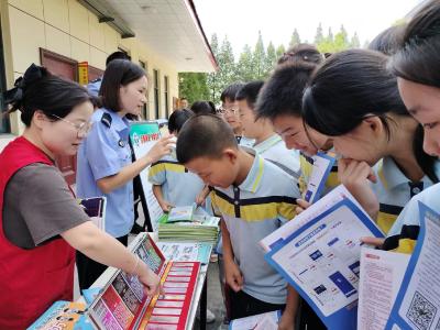 竹根滩：暖心护航开学季 上好“开学第一课”