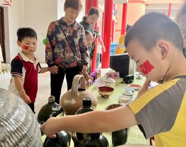 江汉油田五七幼儿园开展老物件展览体验活动