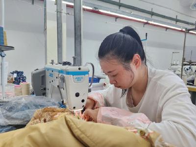 浩口镇服装企业订单旺、生产忙