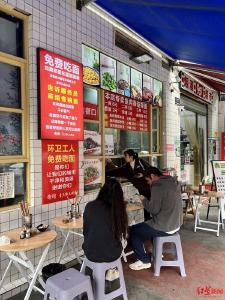 成都“牛肉面不要牛肉”餐馆走红 网友“安利”更多爱心餐馆……