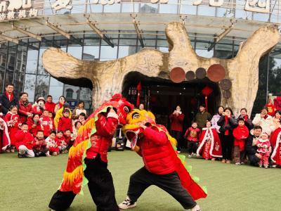 市爱思幼儿园举办新年游园会