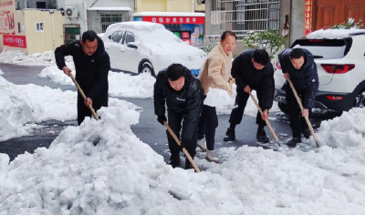 市高新投公司开展铲雪除冰暖民心活动