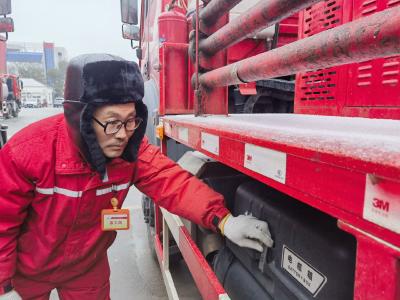 江汉油田采服中心打响战风斗雪生产保卫战