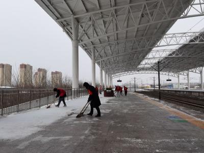 迎“雪”而上 保障旅客安全出行