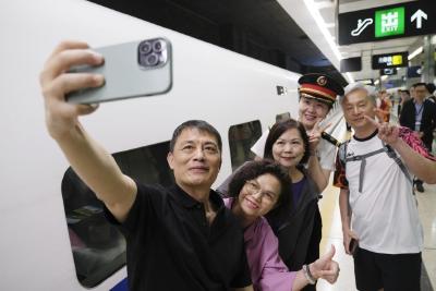 香港故事｜从直通车到高铁动卧：内地香港更便捷“双向奔赴”