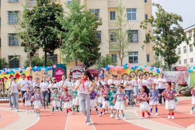 杨市街道举办“跨越时空·对话童年”主题趣味亲子游园会