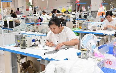 服装企业忙生产 卯足干劲赶订单