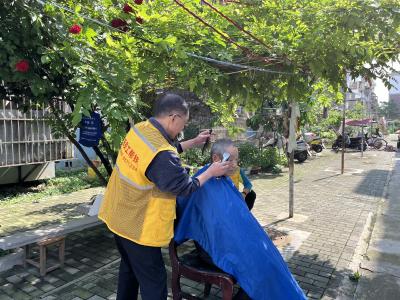 江汉油田基地发展中心员工帮扶服务站为独居老人理发