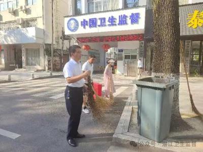 市卫健委组织机关党员干部开展“全民洁城”行动