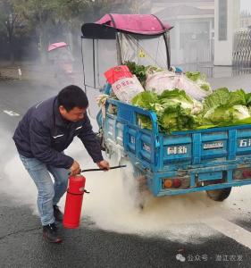 路遇电动三轮车起火 公交驾驶员挺身而出