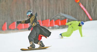 各地滑雪场相继开门营业 开板！冰雪经济“热”起来