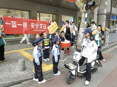 萌娃助力交警宣传“一盔一带” 创新方式效果显著