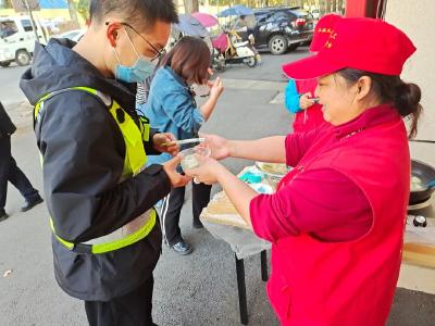 广华寺街道：立冬饺子传情 工会关怀暖心