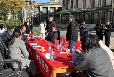 紫月湖社区开展“宪法进社区 国家宪法日 你我同行”主题宣传活动