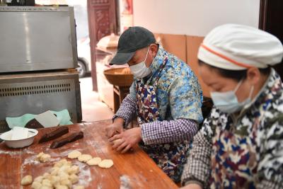 酥饼香飘四溢 顾客络绎不绝